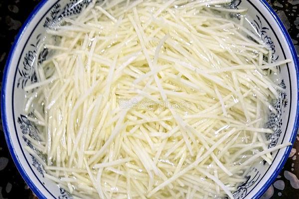 鲁菜大师蒋家常菜凉拌香辣土豆丝的做法图解2