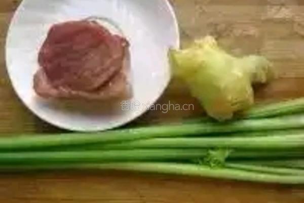 芹菜炒肉的做法图解1
