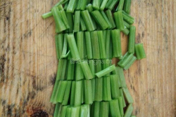 芹菜炒肉丝的做法图解1