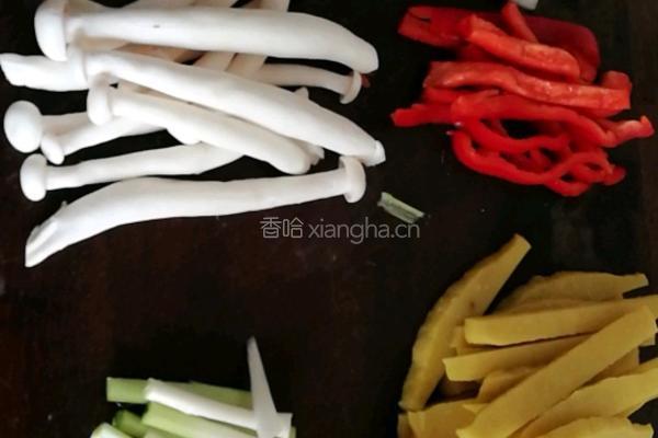 腊肉炒黄糍粑的做法图解1