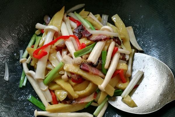 腊肉炒黄糍粑的做法图解3