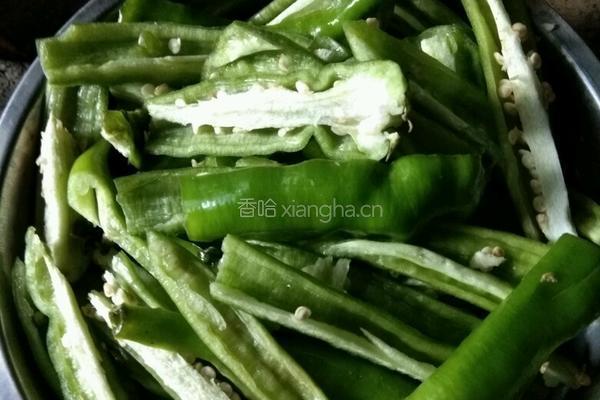 农家柴火清炒腊肠的做法图解3