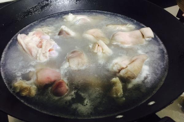 花生黄豆猪脚汤的做法图解4