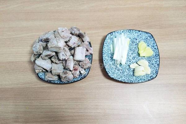 溜汁排骨的做法图解1