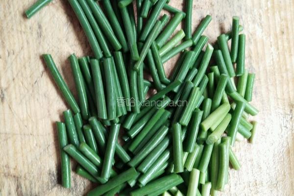 蒜苔炒牛肉的做法图解1