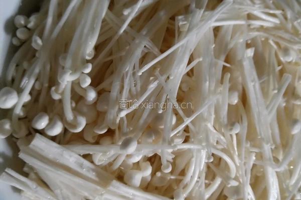 白菜伴金针的做法图解2