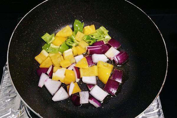 彩蔬黑椒牛肉粒的做法图解4