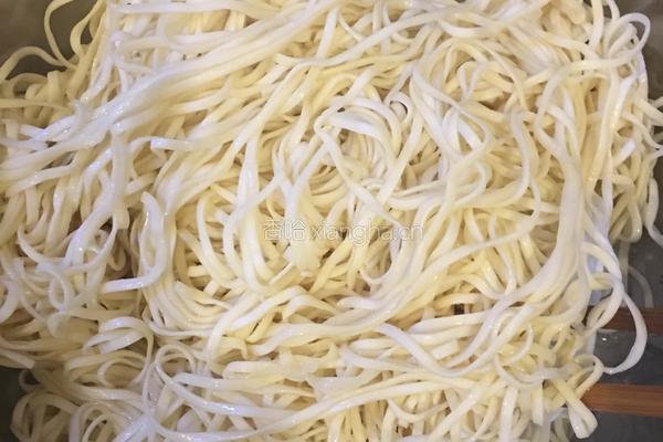 电饭煲排骨焖卤面的做法图解6