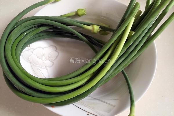蒜苔炒肉的做法图解1