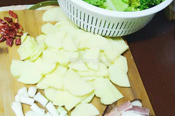腊味土豆烩白菜的做法图解1