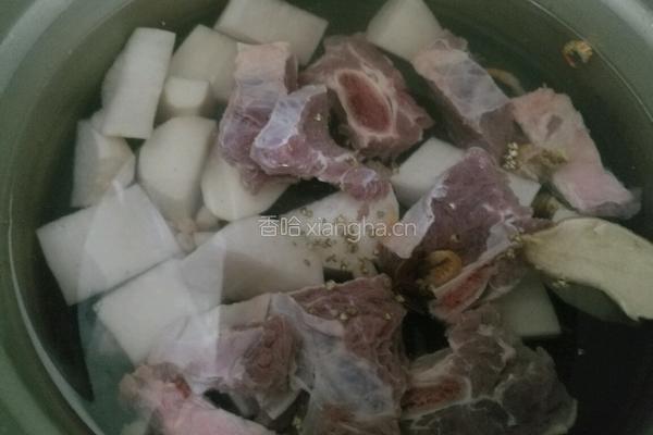 萝卜牛排骨清汤的做法图解2