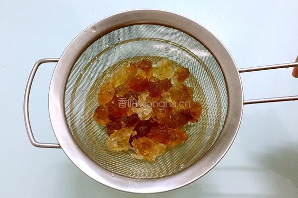 桃胶炖奶的做法图解3