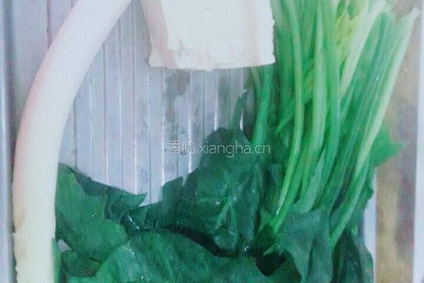 菠菜炖豆腐粉条的做法图解1