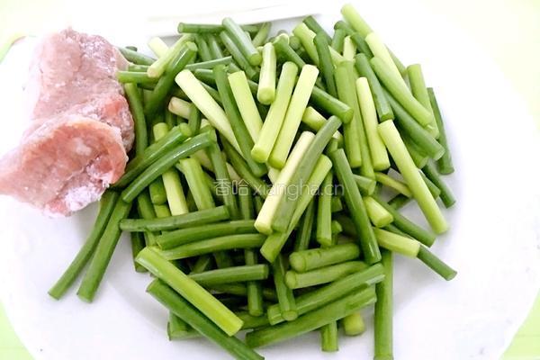 蒜苔炒肉的做法图解1