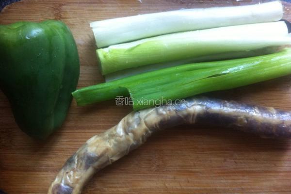 青椒炒腊肠的做法图解1