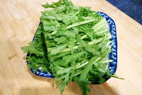 带鱼炖茼蒿的做法图解2