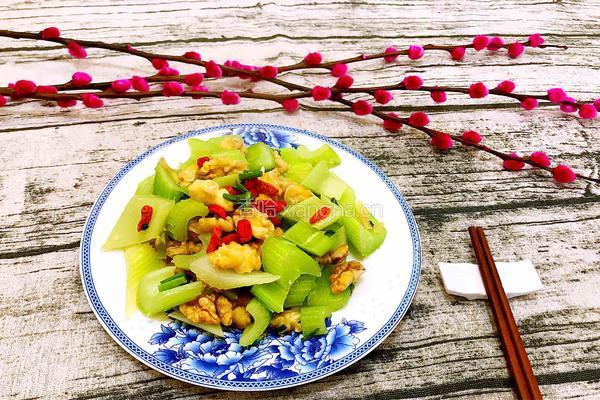 核桃仁炒西芹的做法图解1
