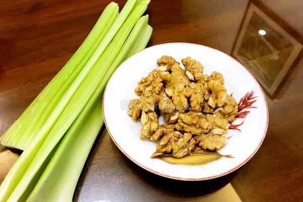 核桃仁炒西芹的做法图解2