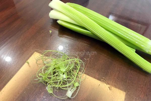 核桃仁炒西芹的做法图解4