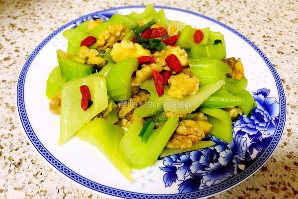 核桃仁炒西芹的做法图解13