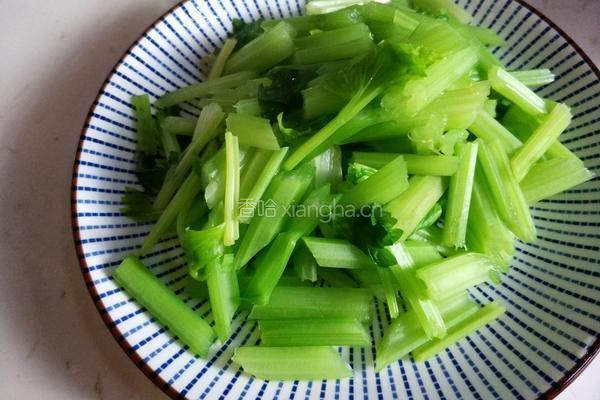 芹菜花生拌腐竹的做法图解5