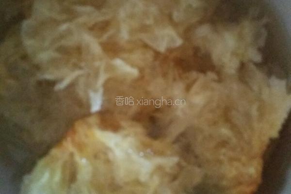银耳莲子枸杞羹的做法图解1