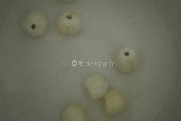 银耳莲子枸杞羹的做法图解2