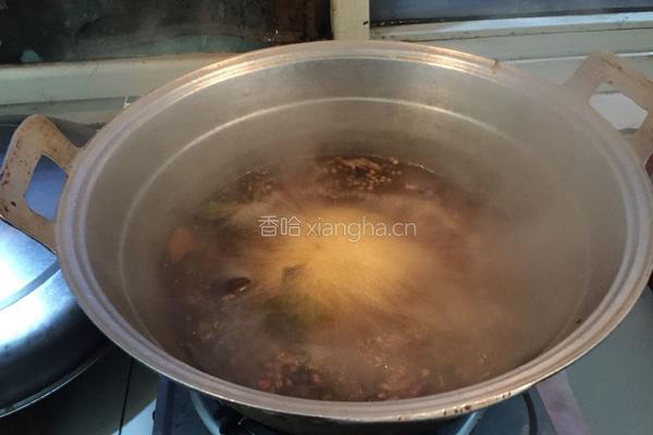 蒜香花生米（炒制）的做法图解1