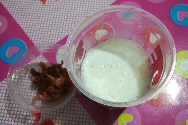 自制果粒奶茶的做法图解1
