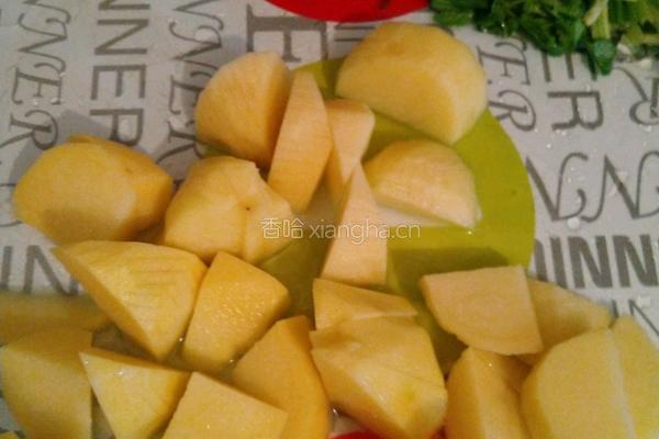 土豆焖牛腩的做法图解1