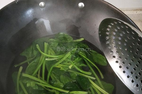 蘑菇炒菠菜的做法图解2