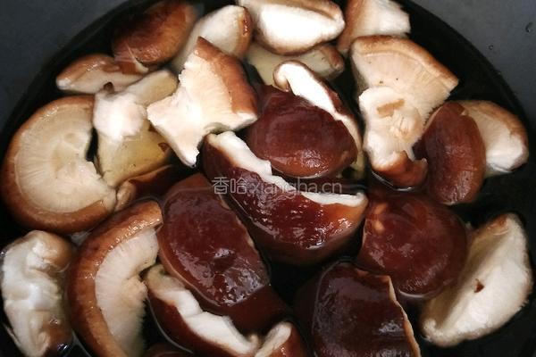 蘑菇炒菠菜的做法图解3