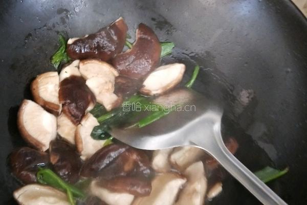 蘑菇炒菠菜的做法图解5