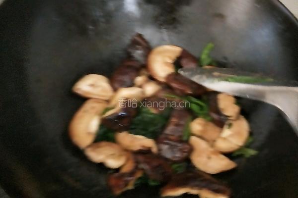 蘑菇炒菠菜的做法图解7