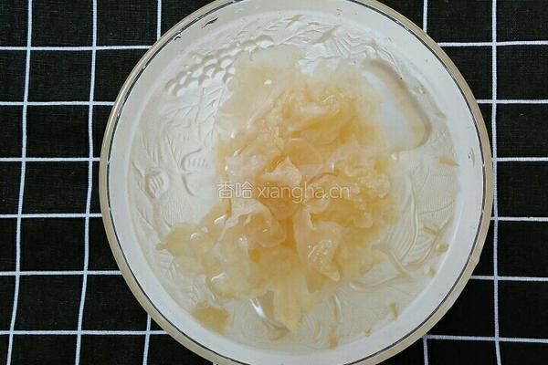 茉莉银耳甜汤的做法图解1