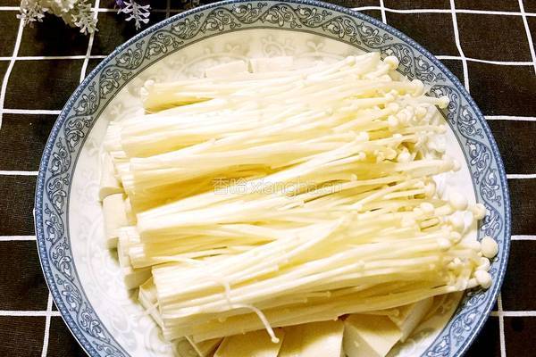 剁椒金针菇豆腐的做法图解3