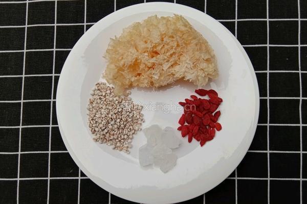 薏米银耳羹的做法图解1