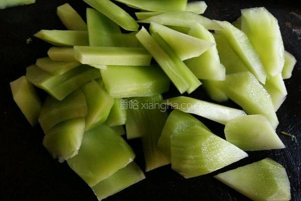鸡汤烩莴苣片的做法图解1