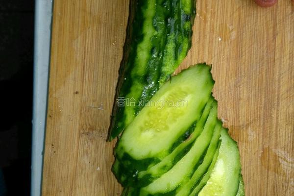 黄瓜炒肉的做法图解1