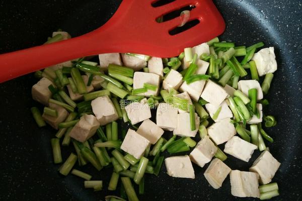 青蒜苗炒豆腐的做法图解5