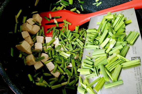 香辣青蒜苗炒豆腐的做法图解6