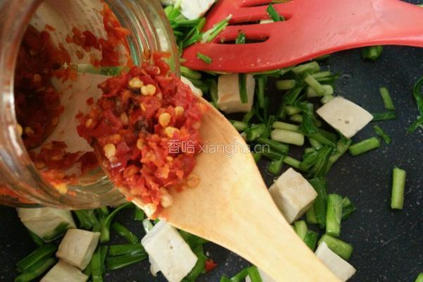 香辣青蒜苗炒豆腐的做法图解8