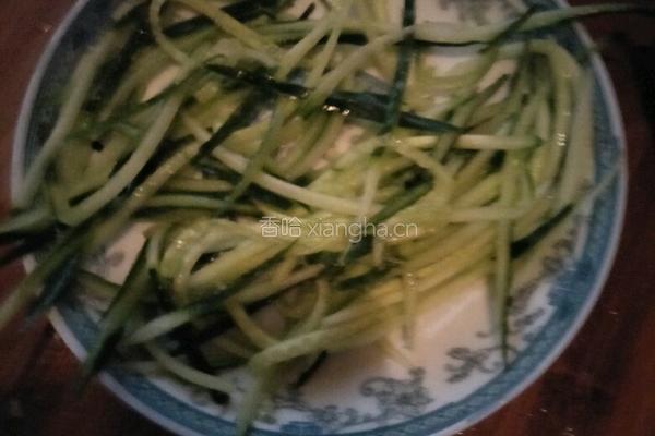 凉拌黄瓜丝的做法图解2