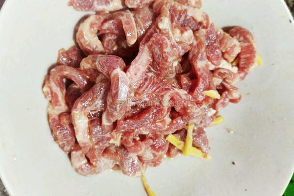 尖椒牛肉丝的做法图解1
