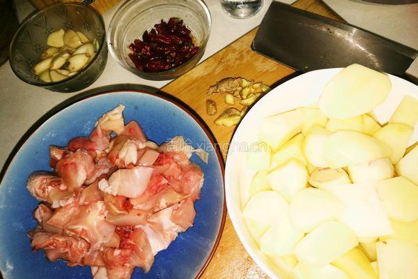土豆烧鸡的做法图解1