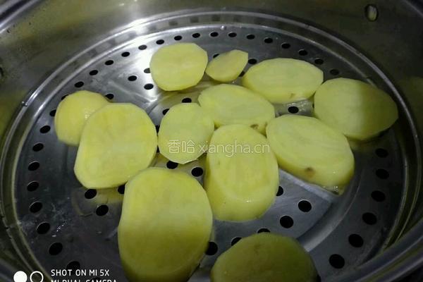 土豆鲜虾饼的做法图解1
