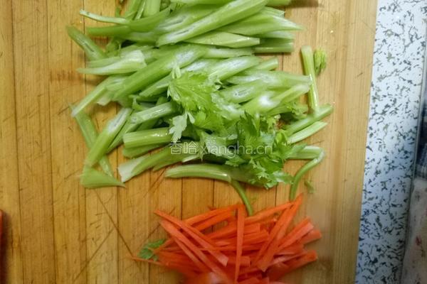 素炒香菇芹菜的做法图解1