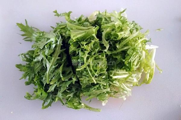 凉拌陈醋苦菊花生米的做法图解4