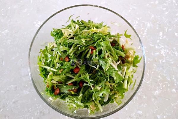 凉拌陈醋苦菊花生米的做法图解10