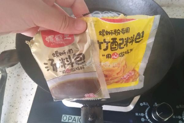 螺蛳粉(即食)的做法图解3